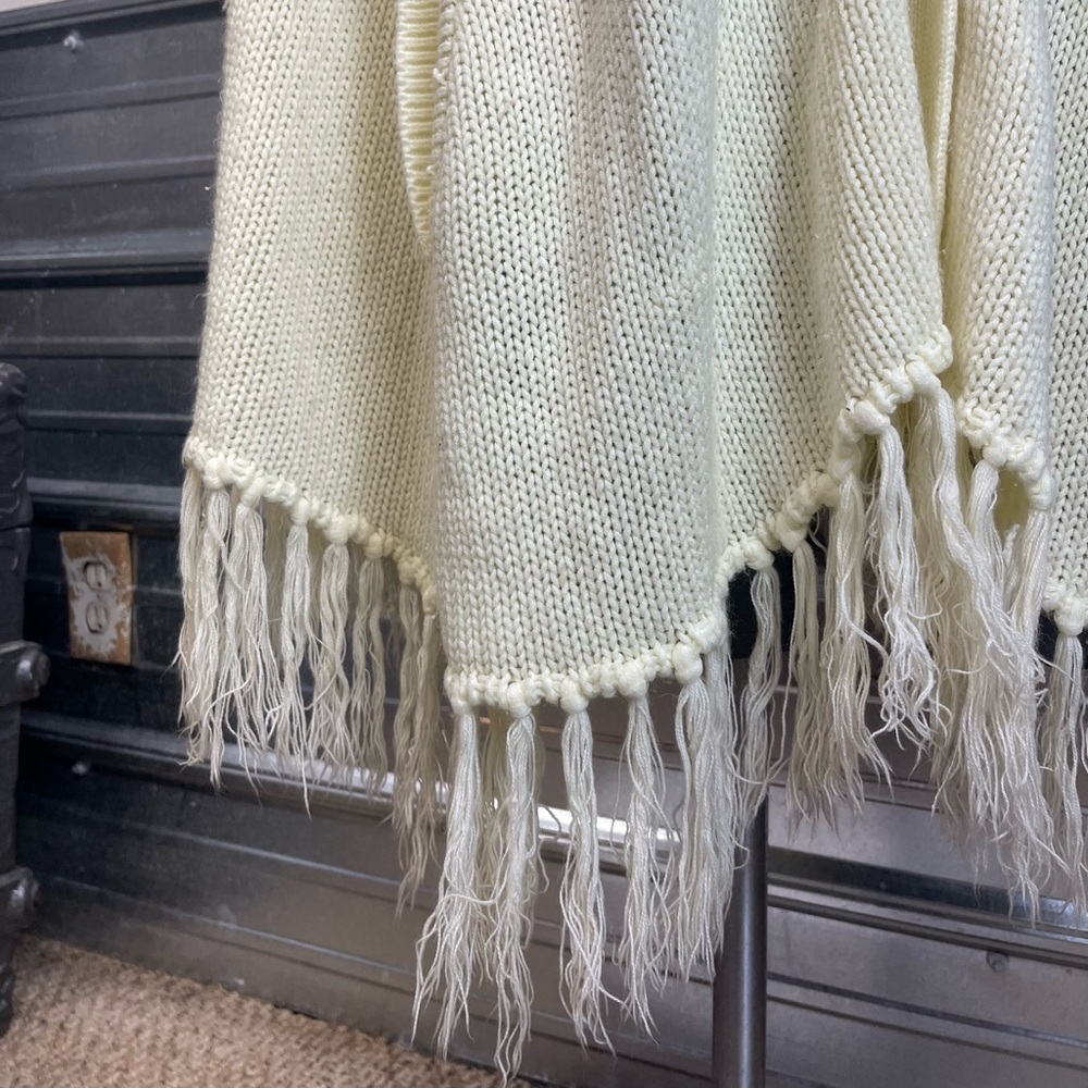 Vintage 1970s Cream Shawl Oversized Sweater Fringe Ivory Button Cardigan - Picture 4 of 12